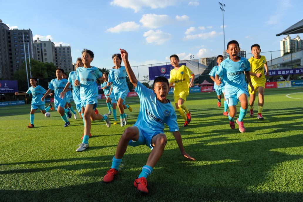 大连东北路小将球员庆祝夺冠
